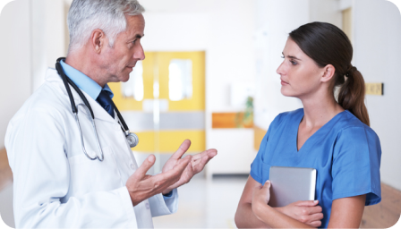 Médico especialista y enfermera conversando en centro médico UC CHRISTUS
