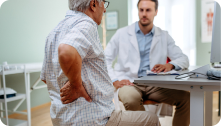 Kinesiólogo en consulta de preparación y recuperación física con adulto mayor