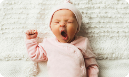 Bebe bostezando