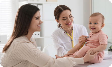Mamá con su bebé en control pediátrico mensual