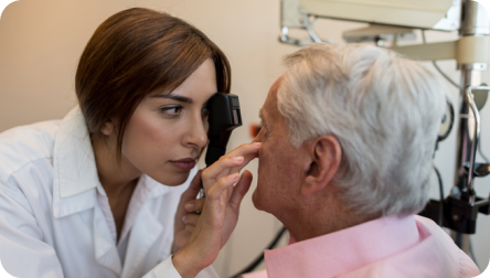 Doctora oftalmologa revisando a un paciente
