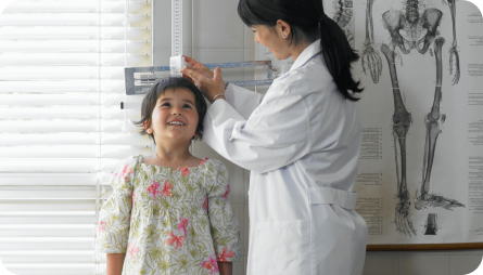 Nutricionista infantil evaluando el crecimiento de paciente pediátrica