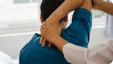 Paciente en rehabilitación kinesiólogo
