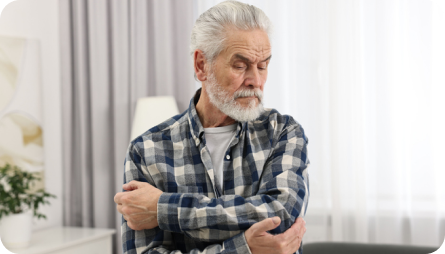 adulto mayor con dolor articular del hombro por artrosis
