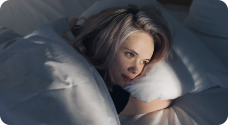 Mujer con insomnio persiste