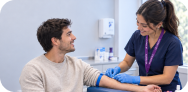 Profesional de salud tomando una muestra de sangre a un paciente