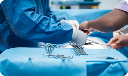 Cirujanos realizando un trasplante de órganos a un paciente