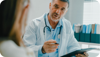 Urólogo en consulta clínica