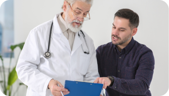 Urólogo entregando diagnóstico a paciente