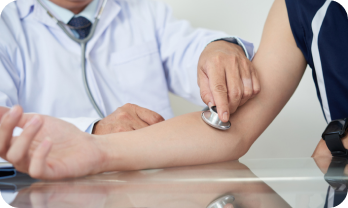 Profesional médico evalua condición de paciente