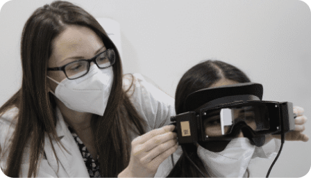 Doctora poniengo gafas a paciente